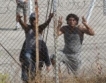 Мигранти атакуваха македонската граница